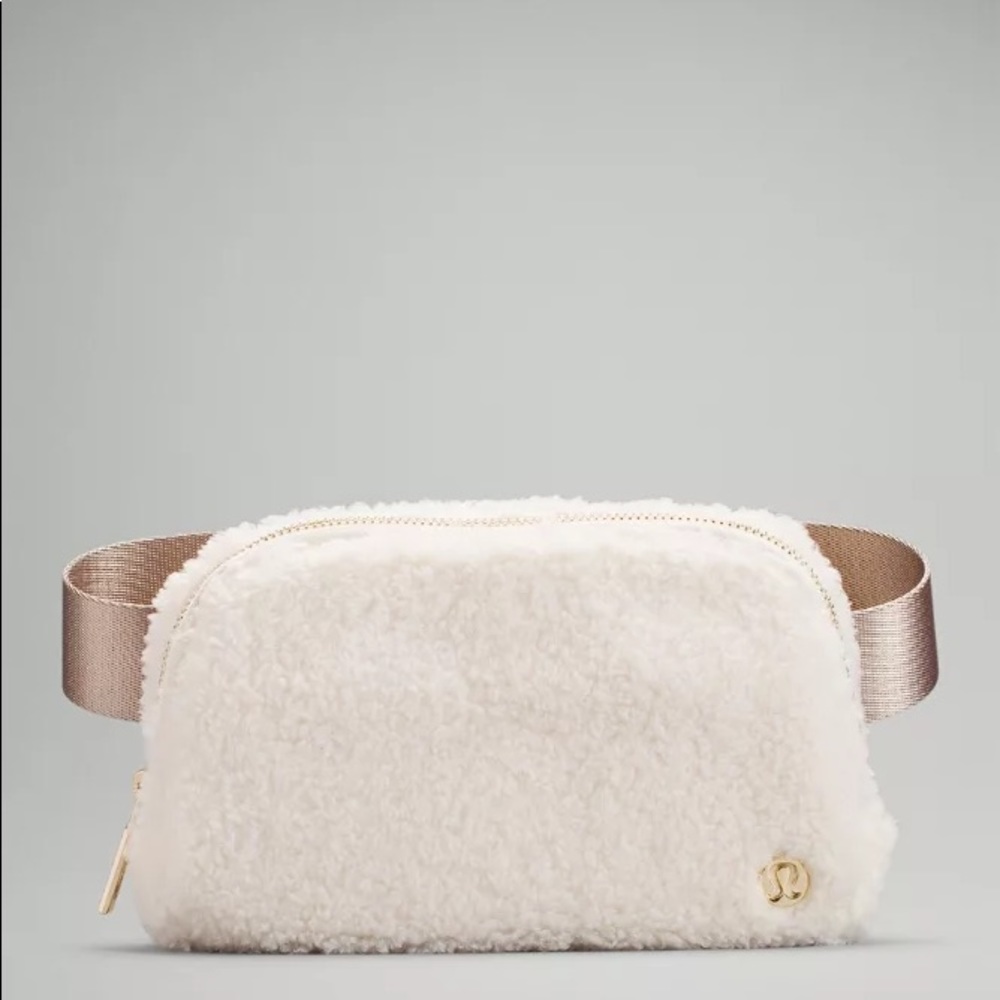 nwt lululemon fleece belt bag 🐑
